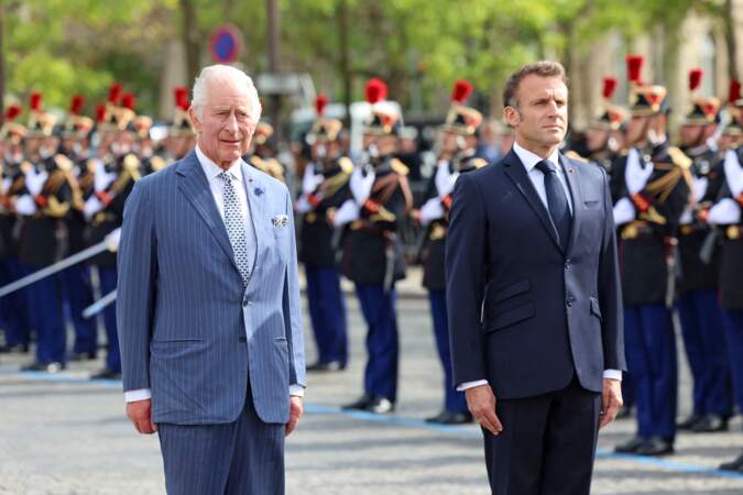 Emmanuel Macron et Charles III, comme la tradition le veut, passent en revue les soldats