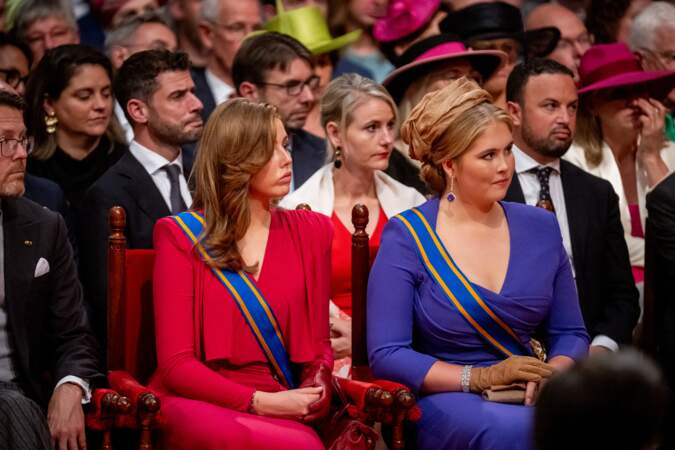 La princesse Alexia des Pays-Bas et la princesse Catharina-Amalia écoutent attentivement