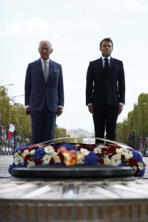 Les deux hommes se tiennent au pied du monument
