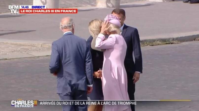 Brigitte Macron fait une bise à la reine Camilla