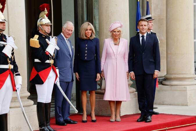 Charles III, Brigitte Macron, Camilla et Emmanuel Macron devant le palais de l'Élysée