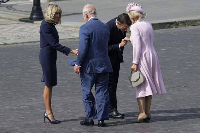 Ils y rencontrent le président de la République Emmanuel Macron et sa femme Brigitte Macron