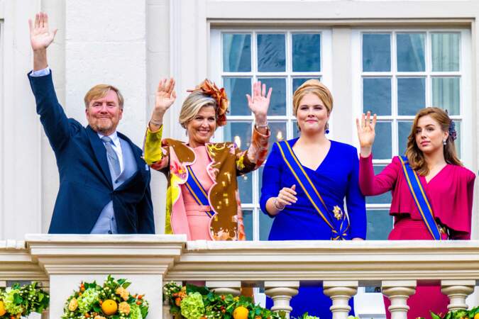 Le roi Willem-Alexander et la reine Maxima des Pays-Bas avec les princesses Amalia et Alexia saluent la foule