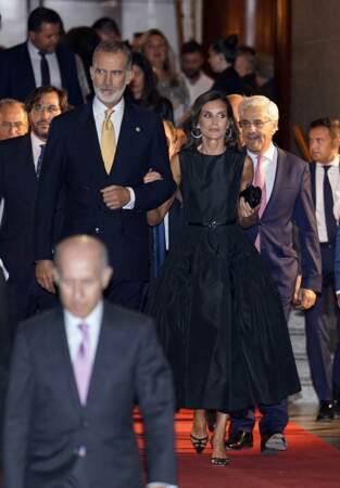 Après un spectacle très enrichissant, le roi Felipe VI et la reine Letizia d'Espagne quittent le Teatro Real