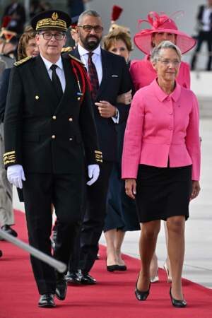 La Première ministre française Elisabeth Borne s'avance pour les accueillir