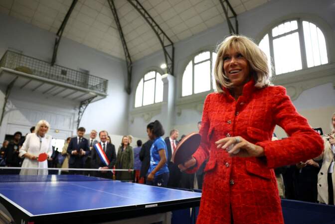 Brigitte Macron et la reine Camilla en ont profité pour faire un petit match de tennis de table sous l'œil attentif de Charles III