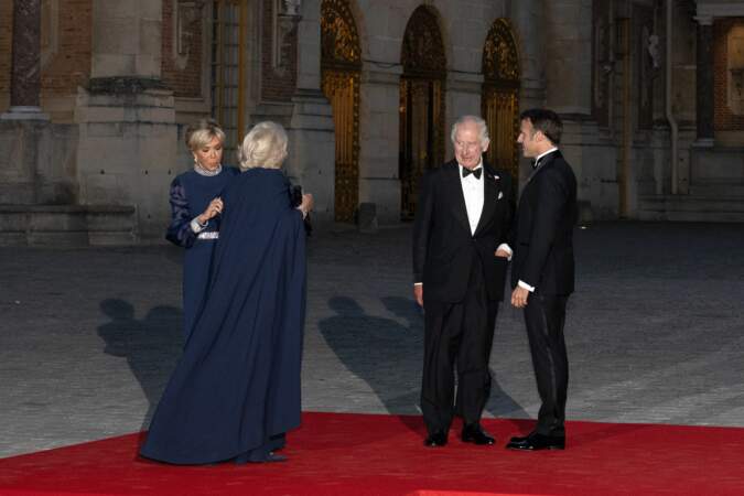 Banquet d'État au château de Versailles : Brigitte Macron, la reine Camilla, le roi Charles III, le président français Emmanuel Macron.