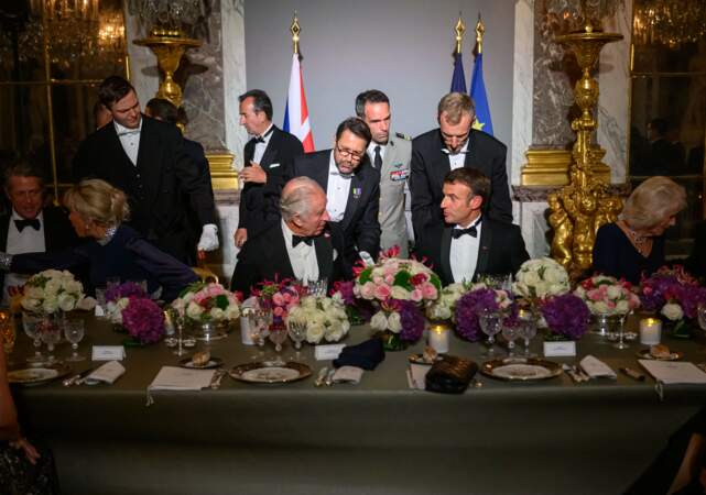 Banquet d'État : le roi Charles III, le président français Emmanuel Macron et la reine Camilla.
