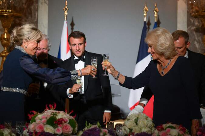 Brigitte Macron et la reine consort trinquent à leur santé.