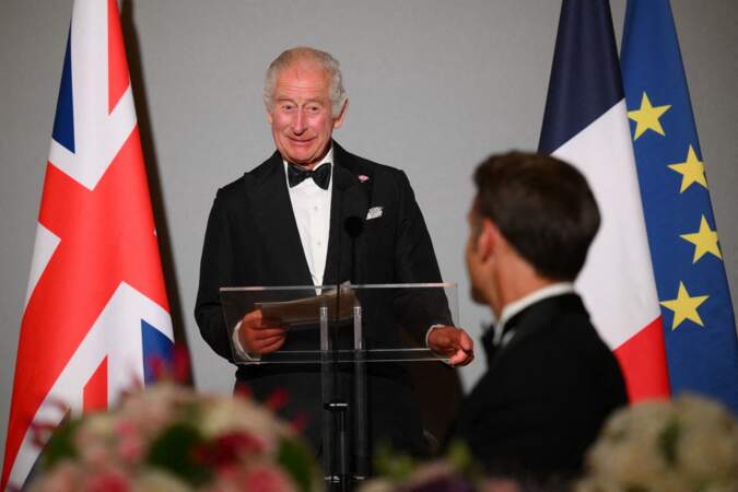 Le roi Charles III prononce un discours lors du banquet d'État au château de Versailles.