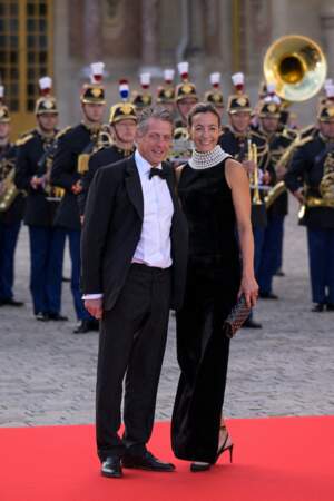 Arrivée d'Hugh Grant et Anna Elisabet Eberstein pour assister au banquet d'État au château de Versailles.