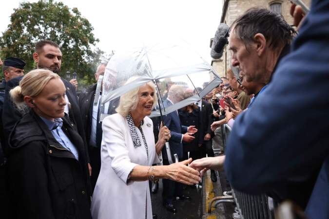 La reine Camilla en a profité pour saluer les personnes venues la rencontrer
