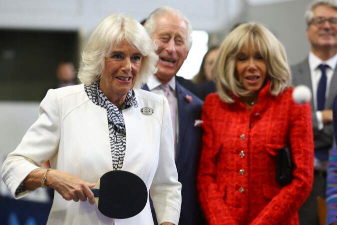 La reine Camilla semble apprécier sa partie de tennis de table