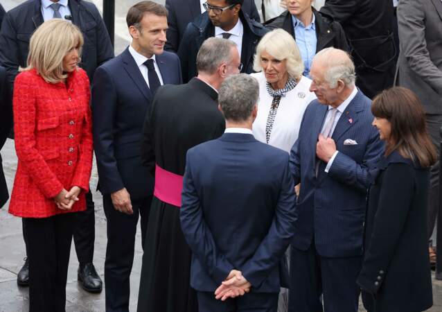 Le couple royal retrouve ensuite Brigitte Macron et le président de la république Emmanuel Macron sur le parvis de la cathédrale Notre-Dame