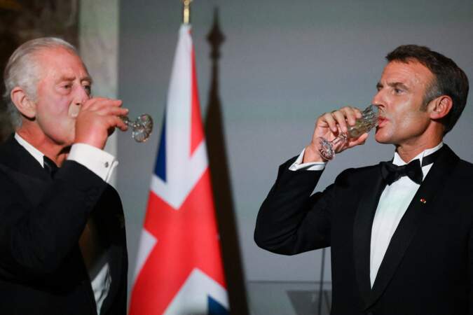 Le roi Charles III et le président français Emmanuel Macron dégustent leur coupe.