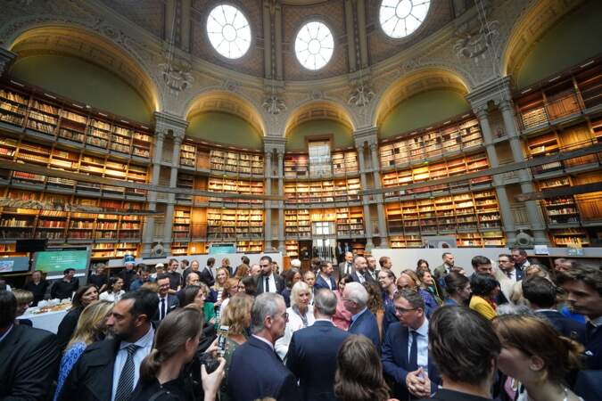 La reine Camilla (au centre en blanc) s'entretient avec des invités lors d'une visite à la Bibliothèque nationale de France à Paris.