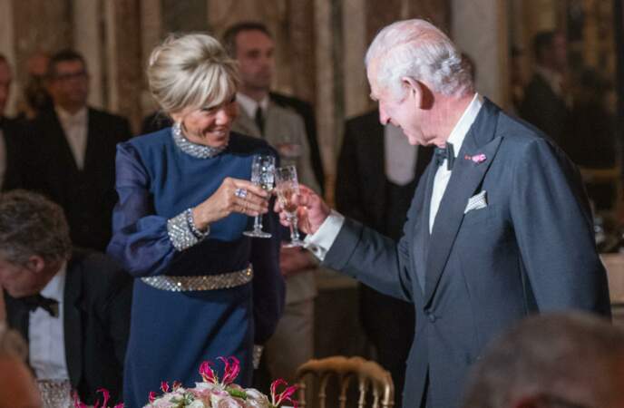 Le roi Charles III et Brigitte Macron au banquet d'État au château de Versailles.