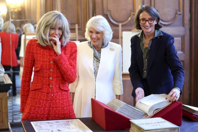 Brigitte Macron et Camilla  rigolent toutes les deux.