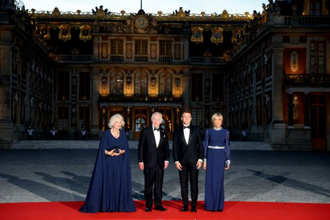 La reine consort Camilla Parker Bowles, le roi Charles III d'Angleterre, Emmanuel Macron et sa femme Brigitte au dîner d'État au château de Versailles en l'honneur de la visite officielle du roi Charles III d'Angleterre et de la reine Camilla, le 20 septembre 2023.