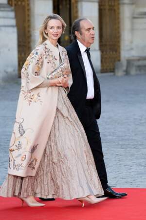 Arrivée de Delphine Arnault et Xavier Niel pour assister au banquet d'État au château de Versailles.