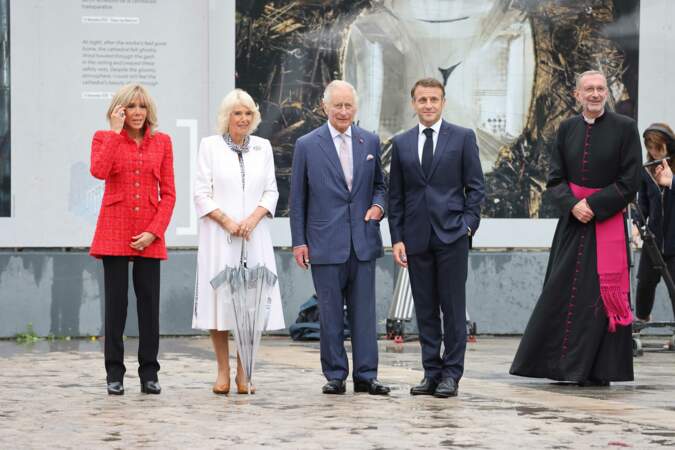 Brigitte Macron, la reine Camilla le roi Charles et Emmanuel Macron sur le parvis de la cathédrale Notre-Dame de Paris