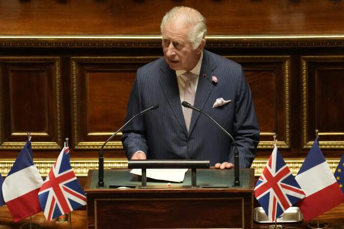 À l'issue de son discours, d'une vingtaine de minutes, Charles III a été ovationné par les parlementaires français.