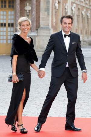 Arrivée de Chloé Bouygues et Yannick Bolloré pour assister au banquet d'État au château de Versailles.