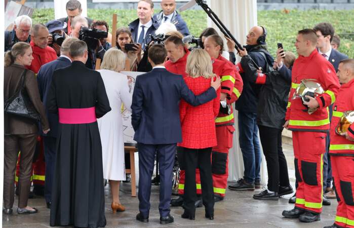 Le couple royal rejoint ensuite Emmanuel Macron sur le parvis de Notre-Dame de Paris pour rencontrer les pompiers qui se sont occupés d'éteindre le feu qui a détruit une partie de la cathédrale en 2019