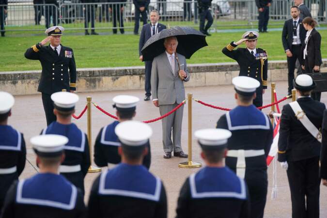 Le roi Charles III d'Angleterre et Camilla sont accueillis par les marins sur les quais de Bordeaux