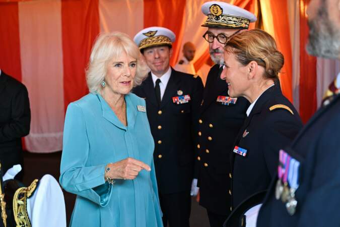 Le roi Charles III et la reine Camilla rencontrent quelques membres du personnel de bord plus ou moins gradés