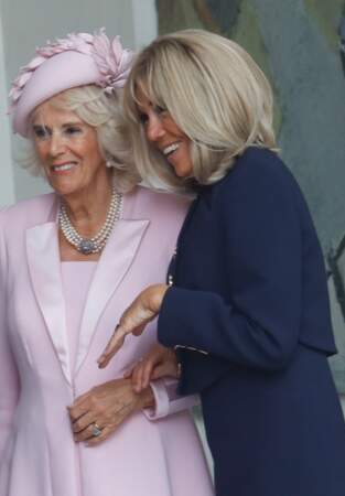 Brigitte Macron et la reine Camilla semblent particulièrement complices