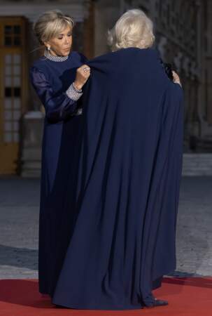Aux petits soins pour la reine Camilla, Brigitte Macron l'aide à remettre sa cape à sa descente de voiture