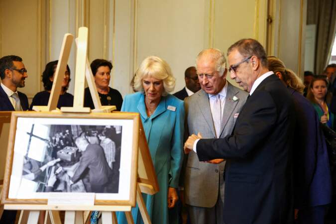 Le maire de la ville de Bordeaux, Pierre Hurmic propose une visite de la mairie au couple royal