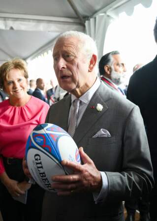 Le roi Charles III se voit offrir un ballon de la Coupe du monde de rugby France 2023 lors d'une visite à un festival présentant le meilleur des entreprises britanniques, françaises et bordelaises sur la place de la Bourse