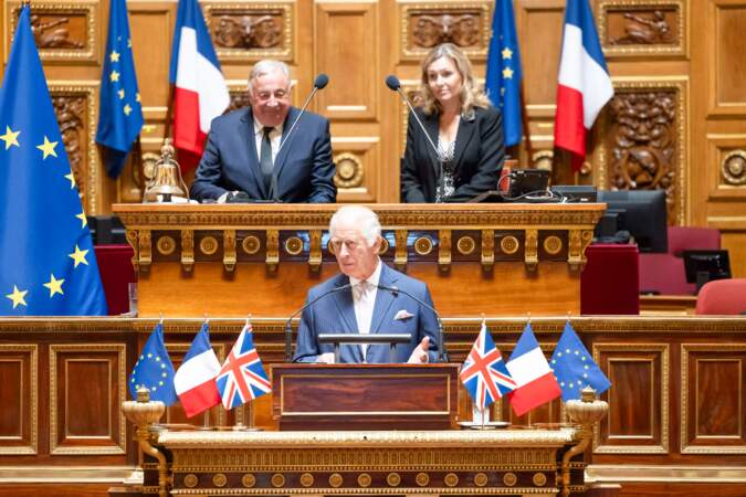 En parallèle, le roi Charles III d'Angleterre s'adresse aux sénateurs et membres de l'Assemblée nationale au Sénat, à Paris