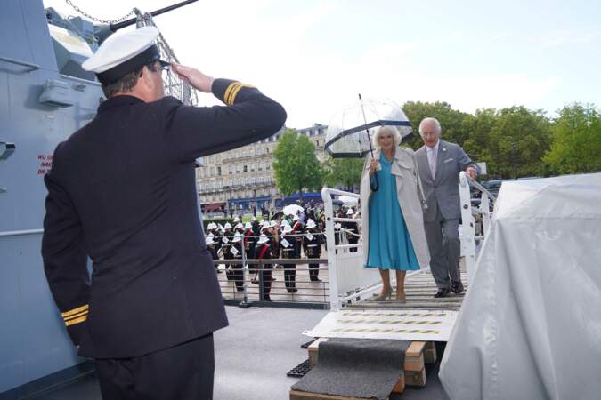 Ils montent ensuite à bord de la frégate de la Royal Navy, "Iron Duke" à Bordeaux