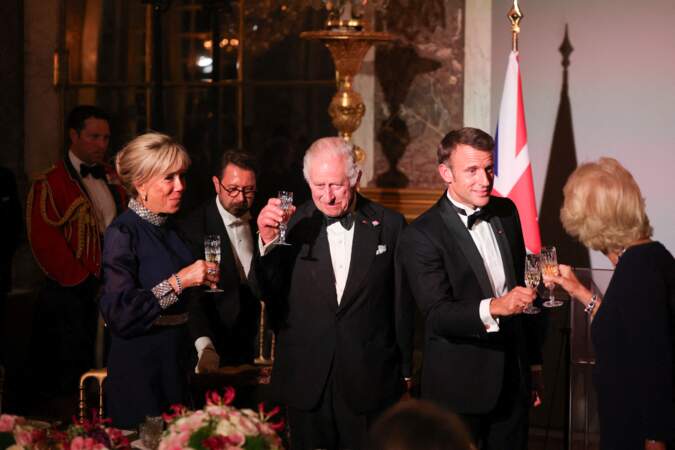 Le soir, le roi Charles III, la reine Camilla, Emmanuel Macron et Brigitte Macron portent un toast durant le banquet prévu pour l'arrivée du roi. De nombreuses célébrités ont fait le déplacement