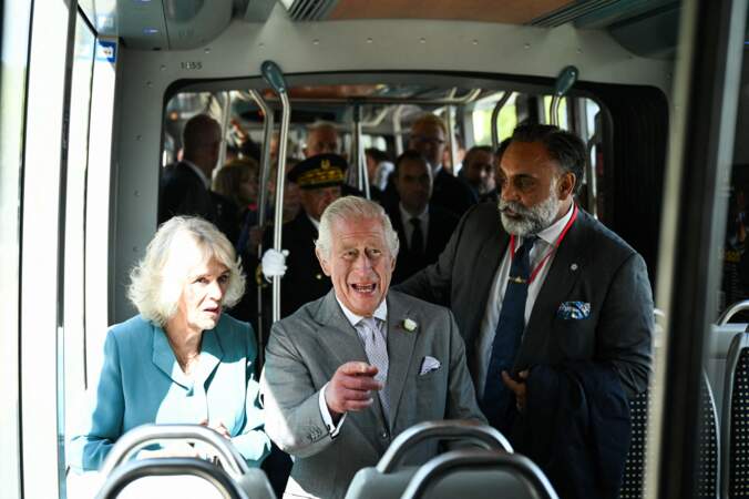 Le roi Charles III et la reine Camilla se rendent en tramway à une réception sur la place de la Bourse à Bordeaux
