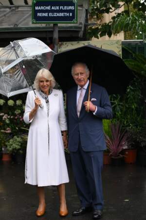 Le roi Charles III d'Angleterre et Camilla Parker Bowles, reine consort d'Angleterre, visitent le marché aux fleurs du centre de Paris