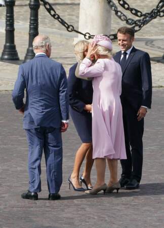Brigitte Macron s'empresse de faire la bise à la reine Camilla
