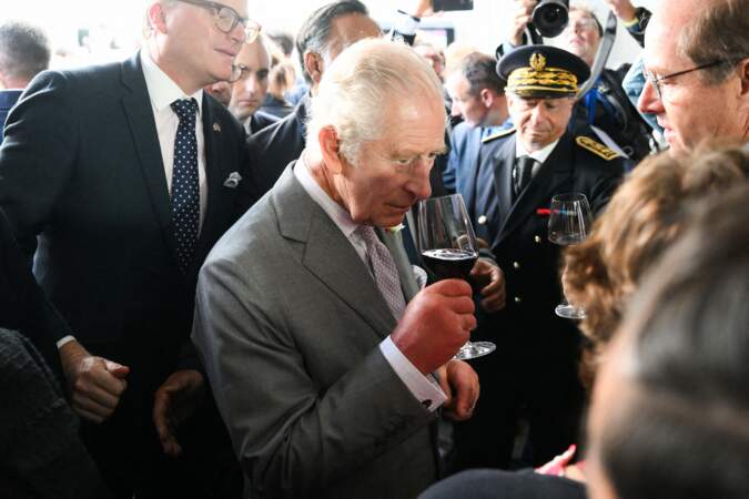 Le roi Charles y déguste un verre de vin rouge