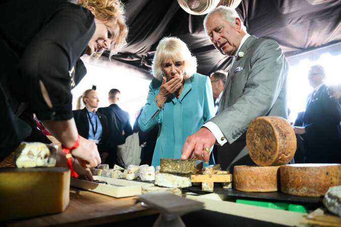 Le roi Charles III et la reine Camilla dégustent ensuite du fromage de la région