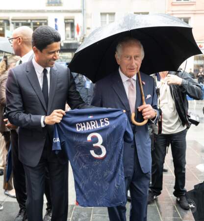 Le roi Charles III reçoit un maillot du PSG floqué au nom de Charles 3 des mains du président du club Nasser Al-Khelaïfi