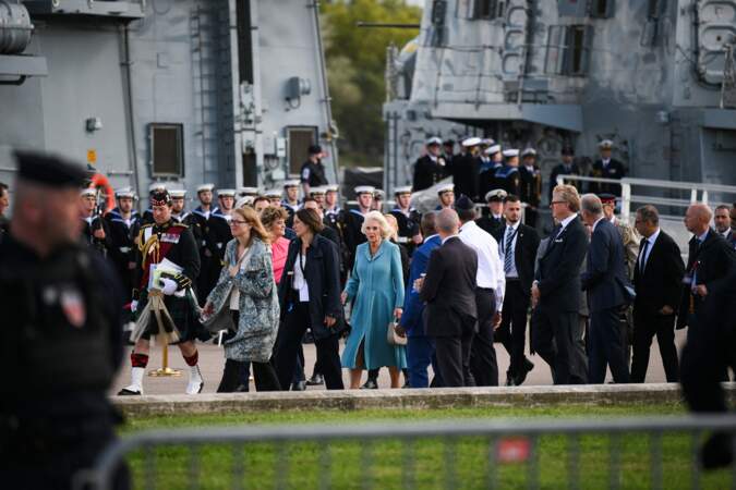 Le roi Charles III et la reine Camilla marchent sur le quai après avoir visité le HMS Iron Duke à Bordeaux