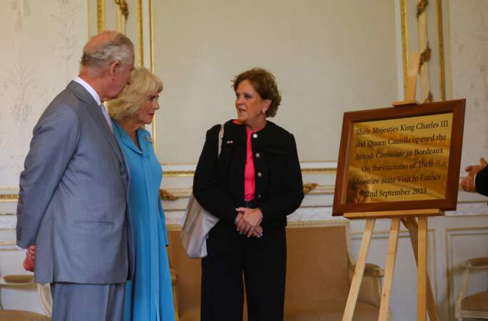 Le roi Charles III et la reine Camilla découvrent la plaque commémorative conçue spécialement pour l'événement dans la mairie de Bordeaux