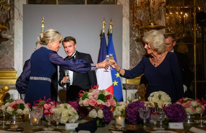 Brigitte Macron et la reine Camilla trinquent ensemble