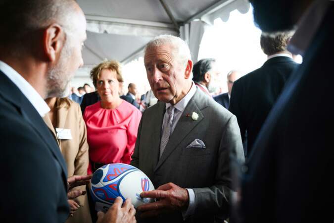 Le roi Charles III reçoit le ballon officiel de la coupe du monde de rugby 2023