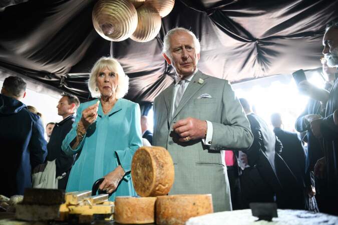 Le couple royal déguste ensuite un fromage préparé dans la région