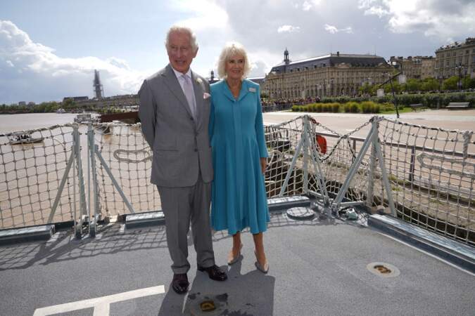 Le roi Charles III et la reine Camilla posent à bord de la frégate de la Royal Navy, "Iron Duke" à Bordeaux