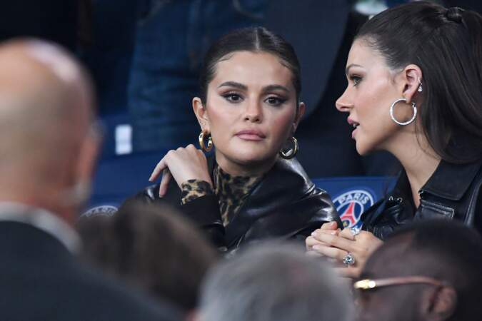 Selena Gomez et Nicola Peltz lors du match PSG-OM